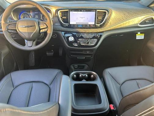 2026 Chrysler Pacifica Select FWD