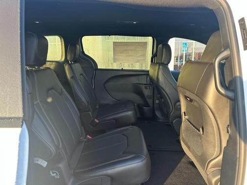 2026 Chrysler Pacifica Select FWD