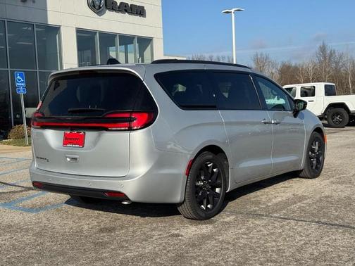 2026 Chrysler Pacifica Select FWD