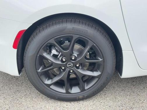 2026 Chrysler Pacifica Limited FWD