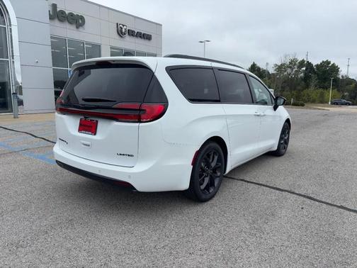 2026 Chrysler Pacifica Limited FWD