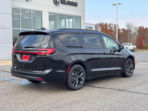 2026 Chrysler Pacifica Limited FWD