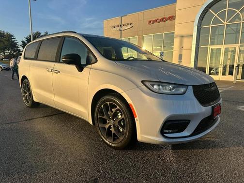 2026 Chrysler Pacifica Select FWD