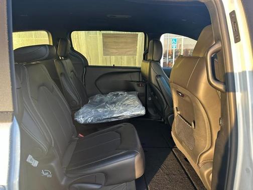 2026 Chrysler Pacifica Select FWD