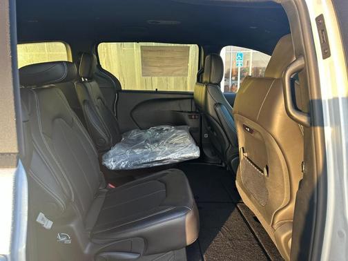 2026 Chrysler Pacifica Select FWD