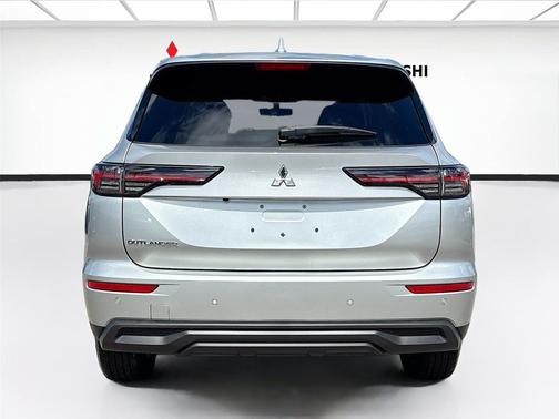 Alloy Silver Metallic 2026 Mitsubishi Outlander ES