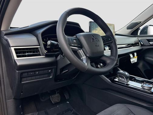 Labrador Black Pearl 2026 Mitsubishi Outlander SE 1.5T 2WD