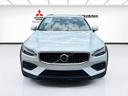 Crystal White Pearl 2025 Volvo V60 Cross Country Plus, B5 AWD Gas (mild hybrid)