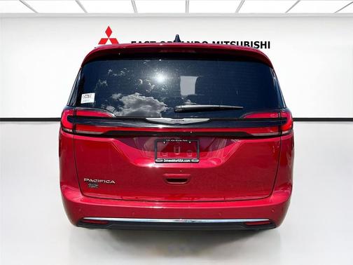Red Hot Pearlcoat 2025 Chrysler Pacifica L