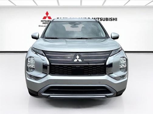 Alloy Silver Metallic 2025 Mitsubishi Outlander SE