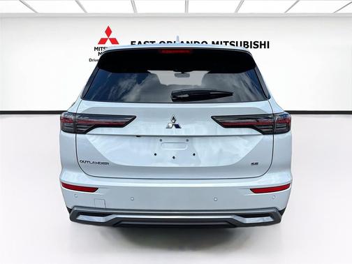 White Diamond 2026 Mitsubishi Outlander SE 1.5T 2WD