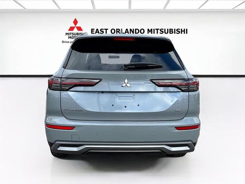 Moonstone Gray Metallic 2026 Mitsubishi Outlander SE 1.5T 2WD