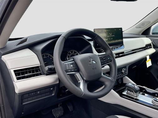 Moonstone Gray Metallic 2026 Mitsubishi Outlander SE 1.5T 2WD