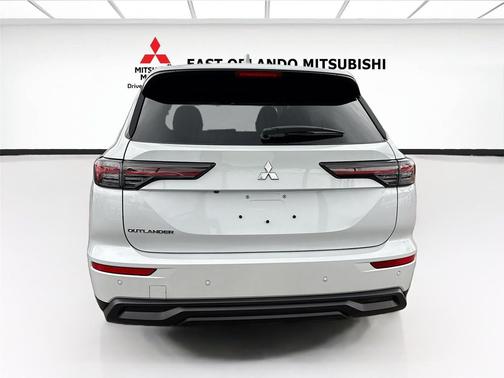 White Diamond 2026 Mitsubishi Outlander ES 1.5T 2WD