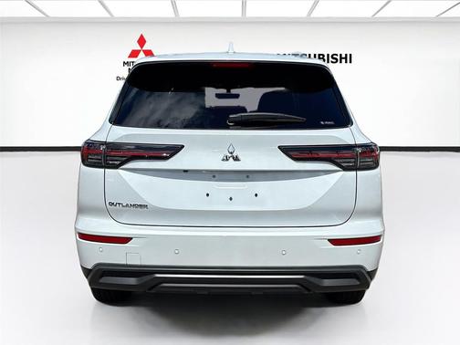 White Diamond 2026 Mitsubishi Outlander ES S-AWC