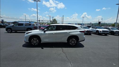 Wind Chill Pearl 2022 Toyota Highlander XLE