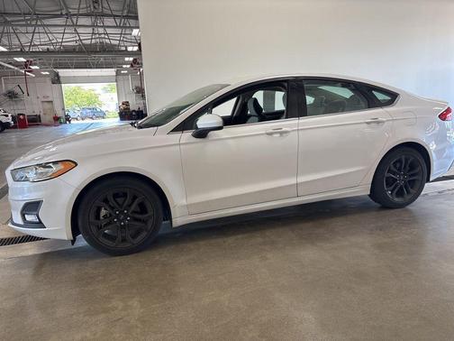 White Platinum Metallic Tri-Coat 2020 Ford Fusion SE