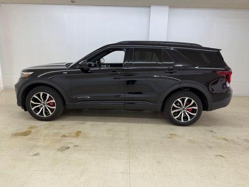 Black Metallic 2024 Ford Explorer ST-Line