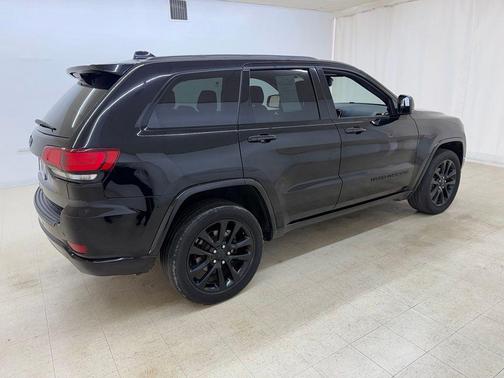 Diamond Black Crystal Pearlcoat 2020 Jeep Grand Cherokee Altitude
