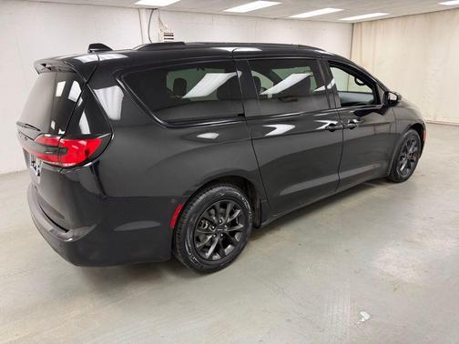 Brilliant Black Crystal Pearlcoat 2021 Chrysler Pacifica Touring L