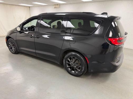 Brilliant Black Crystal Pearlcoat 2021 Chrysler Pacifica Touring L