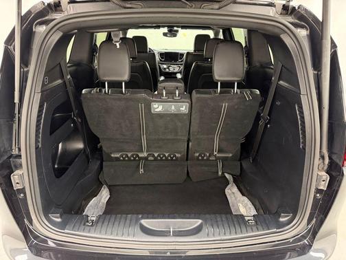 Brilliant Black Crystal Pearlcoat 2021 Chrysler Pacifica Touring L