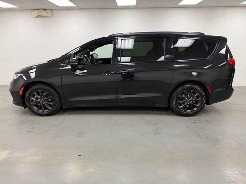 Brilliant Black Crystal Pearlcoat 2021 Chrysler Pacifica Touring L