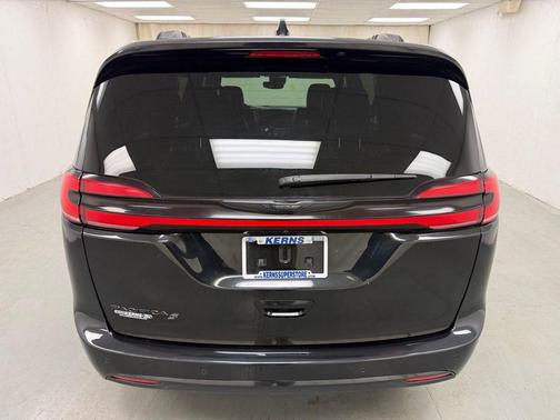 Brilliant Black Crystal Pearlcoat 2021 Chrysler Pacifica Touring L