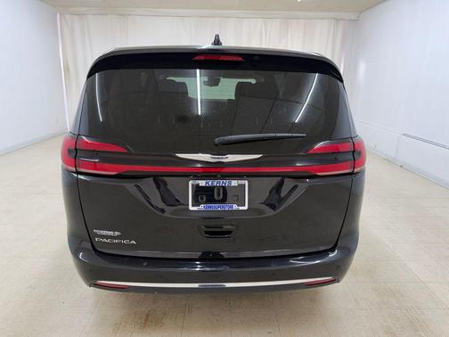 Brilliant Black Crystal Pearlcoat 2023 Chrysler Pacifica Touring L