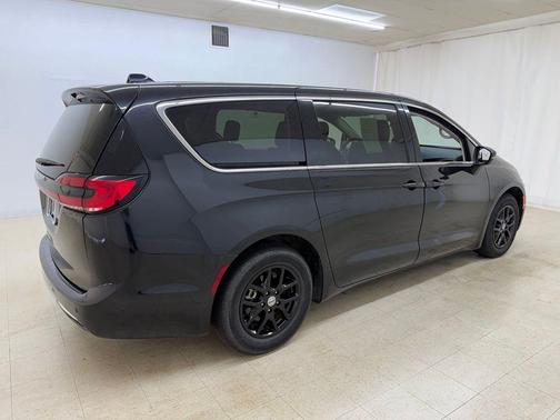Brilliant Black Crystal Pearlcoat 2023 Chrysler Pacifica Touring L