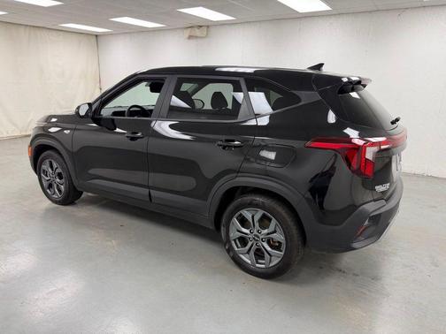 Fusion Black 2025 Kia Seltos LX