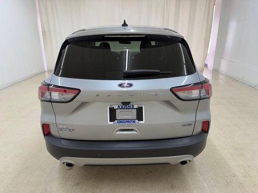 Iconic Silver Metallic 2021 Ford Escape SE
