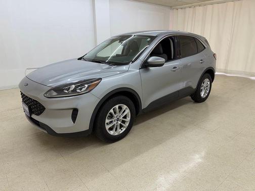 Iconic Silver Metallic 2021 Ford Escape SE