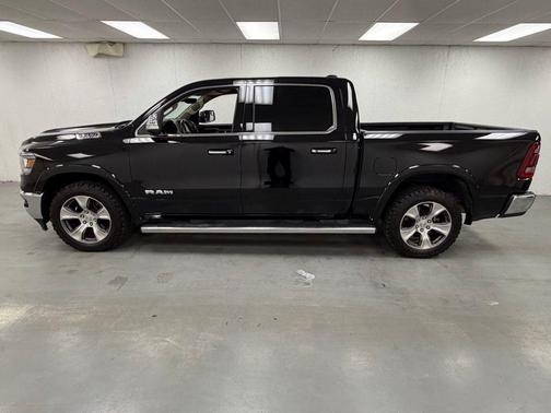 Diamond Black Crystal Pearlcoat 2021 RAM 1500 Laramie