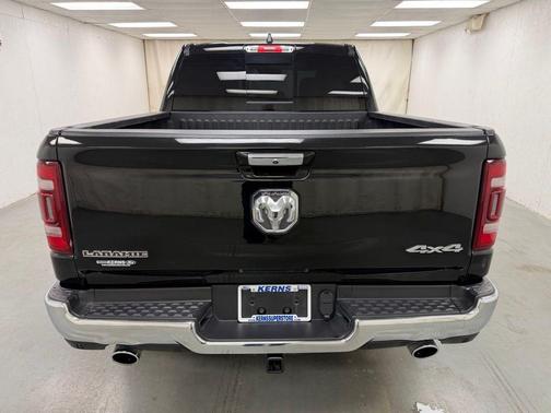 Diamond Black Crystal Pearlcoat 2021 RAM 1500 Laramie