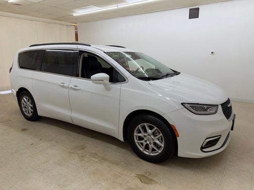 Bright White Clearcoat 2022 Chrysler Pacifica Touring L