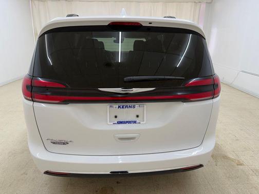 Bright White Clearcoat 2022 Chrysler Pacifica Touring L