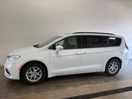 Bright White Clearcoat 2022 Chrysler Pacifica Touring L