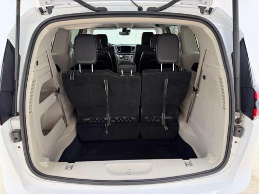 Bright White Clearcoat 2022 Chrysler Pacifica Touring L