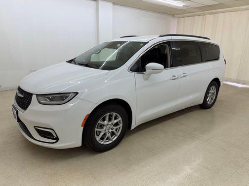 Bright White Clearcoat 2022 Chrysler Pacifica Touring L