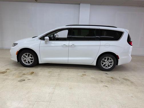 Bright White Clearcoat 2022 Chrysler Pacifica Touring L