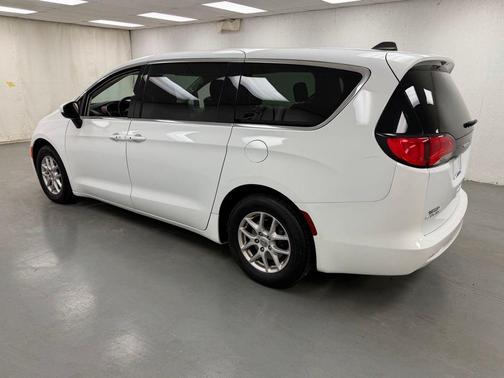 Bright White Clearcoat 2023 Chrysler Voyager LX