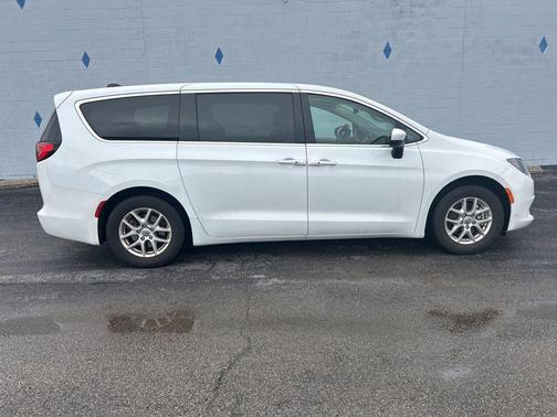 Bright White Clearcoat 2023 Chrysler Voyager LX
