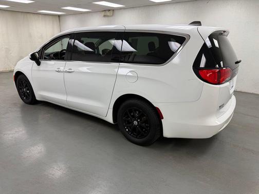 Bright White Clearcoat 2023 Chrysler Voyager LX