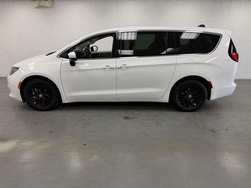 Bright White Clearcoat 2023 Chrysler Voyager LX
