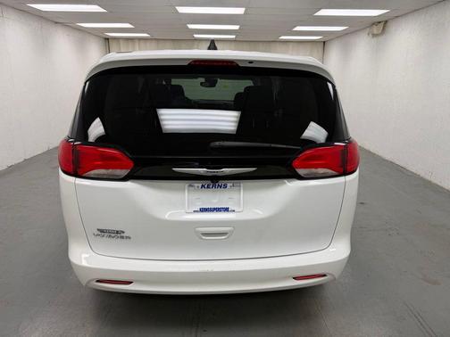 Bright White Clearcoat 2023 Chrysler Voyager LX