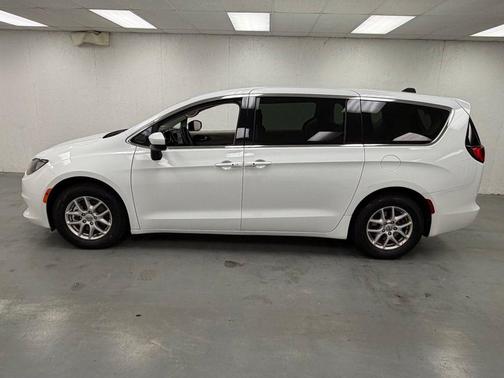 Bright White Clearcoat 2023 Chrysler Voyager LX