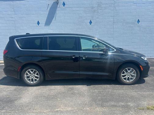 Brilliant Black Crystal Pearlcoat 2023 Chrysler Pacifica Touring L