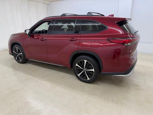Ruby Flare Pearl 2022 Toyota Highlander XSE