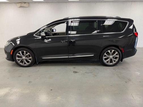 Brilliant Black Crystal Pearlcoat 2020 Chrysler Pacifica Limited